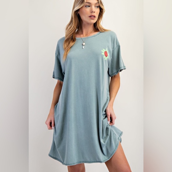 easel Dresses & Skirts - Easel Shirt Dress with daisy Flower print